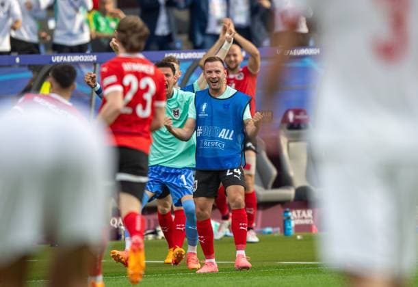 Football, Men, Season 2023 24, Euro 2024 Group D 2 Matchday in Berlin, Poland Austria, f l Patrick Wimmer Austria , Goalkeeper Heinz Lindner Austria , Andreas Weimann Austria , Cheering after goal to 1 2, 21 06 2024, Copyright: xSebastianxRäppold MatthiasxKochx