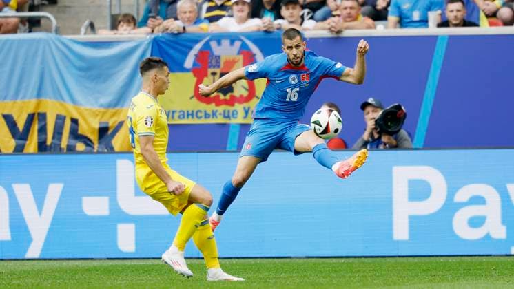 In Picture v l Oleksandr Tymchyk Ukraine, 24 and Lukas Haraslin Slovakia, 17 , 21 06 2024, Slovakia vs Ukraine, European Championship 2024, 2nd Gameday, Germany, Duesseldorf, Merkur Spiel Arena, DFL REGULATES PROHIBIT ANY USE OF PHOTOGRAPHS AS IMAGE SEQUENCES AND OR QUASI VIDEO Copyright: HMBxMedia xHeikoxBecker