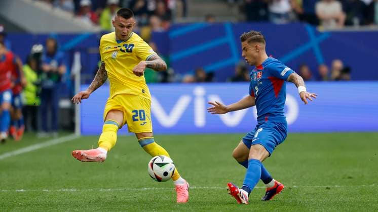In Picture v l Oleksandr Zubkov Ukraine, 20 and Tomas Suslov Slovakia, 7 , 21 06 2024, Slovakia vs Ukraine, European Championship 2024, 2nd Gameday, Germany, Duesseldorf, Merkur Spiel Arena, DFL REGULATIONS PROHIBIT ANY USE OF PHOTOGRAPHS AS IMAGE SEQUENCES AND OR QUASI VIDEO Copyright: HMBxMedia xHeikoxBecker