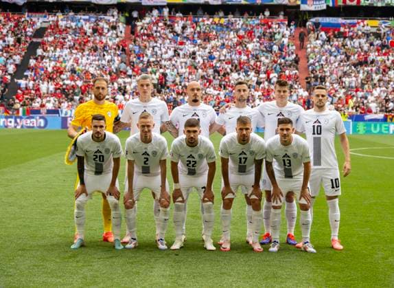 20 06 2024, Football UEFA EURO 2024, Preliminary round, Group C, Slovenia Serbia, in the Football Arena Munich Team photo Slovenia, Jan Oblak Slovenia , Zan Karnicnik Slovenia , Jaka Bijol Slovenia , Andraz Sporar Slovenia , Timi Max Elsnik Slovenia , Benjamin Sesko Slovenia , Erik Janza Slovenia , Jan Mlakar Slovenia , Petar Stojanovic Slovenia , Vanja Drkusic Slovenia , Adam Gnezda Cerin Slovenia
