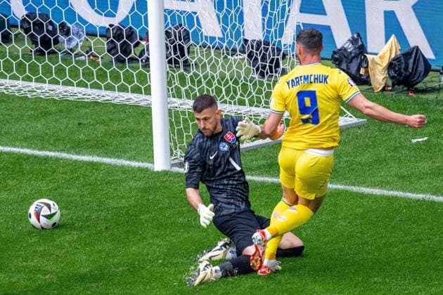 GER, EURO 2024, Group E, Slovakia SVK vs Ukrtaine UKR 21 06 2024, Merkur Spiel Arena, Düsseldorf, GER, EURO 2024, Group E, Slovakia SVK vs Ukrtaine UKR In the picture The goal for the 1 2 winning goal by Roman Yaremchuk Ukraine UKR, 09 Goal Goal Martin Dubravka Slovakia SVK, 01 is the winner nordphotoxGmbHxx xDenkinger nph00015
