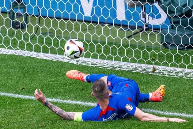 GER, EURO 2024, Group E, Slovakia SVK vs Ukrtaine UKR 21 06 2024, Merkur Spiel Arena, Düsseldorf, GER, EURO 2024, Group E, Slovakia SVK vs Ukrtaine UKR In the picture The goal for the 1 2 winning goal by Roman Yaremchuk Ukraine UKR, 09 Goal Goal Milan Skriniar Slovakia SVK, 14 cannot fish the ball out Rescue attempt nordphotoxGmbHxx xDenkinger nph00015