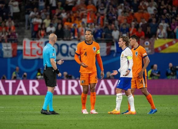 Football, Men, Season 2023 24, UEFA Euro 2024, Group D 2 Matchday in Leipzig, Netherlands France, f l Referee Anthony Taylor ENG , Virgil van Dijk Netherlands , Antoine Griezmann France , Tijjani Reijnders Netherlands at the video review after the goal to 1 0 for NED, the goal was disallowed, 21 06 2024, Copyright: xMatthiasxKochx