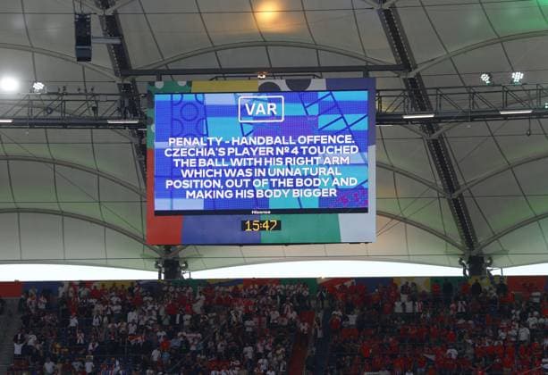 The big screen shows the VAR decision to award Georgia with a penalty after Robin Hranac of Czech Republic commits a hand ball Georgia v Czechia, UEFA European Championship, EM, Europameisterschaft 2024, Group F, Football, Volksparkstadion, Hamburg, Germany, 22 Jun 2024 EDITORIAL USE ONLY No use with unauthorised audio, video, data, fixture lists, club league logos or live services. Online in-match use limited to 120 images, no video emulation. No use in betting, games or single club league player publications. Copyright: xKieranxMcManus Shutterstockx 14548025al