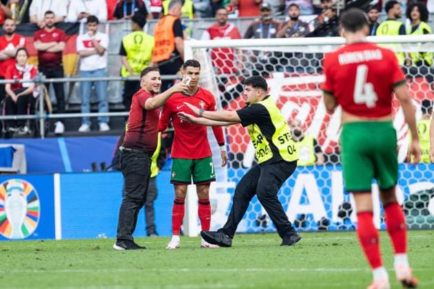 GER, Euro 2024, Group F, Turkey TUR vs Portugal PRT , 22 06 2024, BVB Stadion Dortmund Signal Iduna Park, Dortmund, GER, Euro 2024, Group F, Turkey TUR vs Portugal PRT , In the picture streaker storms the pitch, takes a selfie with Cristiano Ronaldo Portugal PRT, 7 nordphotoxGmbHxx xChristianxSchulze nph000300
