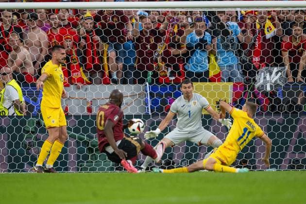 GER, EURO 2024, Group E, Belgium BEL vs Romania ROU 22 06 2024, Cologne Stadium, Koeln, GER, EURO 2024, Group E, Belgium BEL vs Romania ROU In the picture Romelu Lukaku Belgium BEL, 10 ball on foot Florin Nita Romania ROU, 01 Andrei Barcu Romania ROU, 15 single action, full body full body cropping, single image, action, action, game scene gestures, facial expressions, emotions nordphotoxGmbHxx xDenkinger nph00015