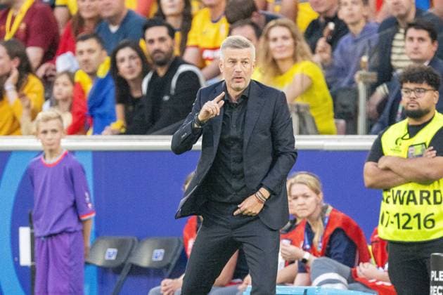 GER, EURO 2024, Group E, Belgium BEL vs Romania ROU 22 06 2024, Cologne Stadium, Cologne, GER, EURO 2024, Group E, Belgium BEL vs Romania ROU In the picture Edward Iordanescu Romania ROU, Head Chef helpless single action, half body half body cropping, single image, action, action, game scene gestures, facial expressions, emotions nordphotoxGmbHxx xDenkinger nph00015