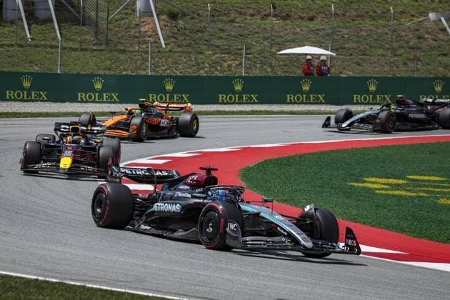 63 RUSSELL George (gbr), Mercedes AMG F1 Team W15, 01 VERSTAPPEN Max (nld), Red Bull Racing RB20, action, start of the race, depart, during the Formula 1 Aramco Gran Premio de Espana 2024, 10th round of the 2024 Formula One World Championship, WM, Weltmeisterschaft from June 21 to 23, 2024 on the Circuit de Barcelona-Catalunya, in Montmeló, Spain - F1 - SPANISH GRAND PRIX 2024 DPPI Panoramic 240623_R10_SPAGNA_DP_FG002851_