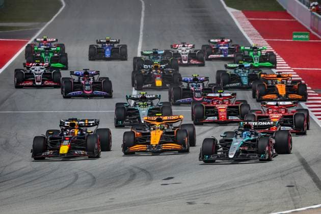 01 VERSTAPPEN Max (nld), Red Bull Racing RB20, 04 NORRIS Lando (gbr), McLaren F1 Team MCL38, 63 RUSSELL George (gbr), Mercedes AMG F1 Team W15, action, start of the race, depart, during the Formula 1 Aramco Gran Premio de Espana 2024, 10th round of the 2024 Formula One World Championship, WM, Weltmeisterschaft from June 21 to 23, 2024 on the Circuit de Barcelona-Catalunya, in Montmeló, Spain - F1 - SPANISH GRAND PRIX 2024 DPPI Panoramic 240623_R10_SPAGNA_DP_XB3_1023_