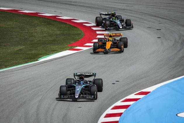 63 RUSSELL George (gbr), Mercedes AMG F1 Team W15, 04 NORRIS Lando (gbr), McLaren F1 Team MCL38 and 44 HAMILTON Lewis (gbr), Mercedes AMG F1 Team W15, action during the Formula 1 Aramco Gran Premio de Espana 2024, 10th round of the 2024 Formula One World Championship, WM, Weltmeisterschaft from June 21 to 23, 2024 on the Circuit de Barcelona-Catalunya, in Montmeló, Spain - F1 - SPANISH GRAND PRIX 2024 DPPI Panoramic 240623_R10_SPAGNA_DP_FG003040_