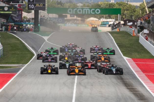 start of the race, depart, 01 VERSTAPPEN Max (nld), Red Bull Racing RB20, action 04 NORRIS Lando (gbr), McLaren F1 Team MCL38, action 63 RUSSELL George (gbr), Mercedes AMG F1 Team W15, action during the Formula 1 Aramco Gran Premio de Espana 2024, 10th round of the 2024 Formula One World Championship, WM, Weltmeisterschaft from June 21 to 23, 2024 on the Circuit de Barcelona-Catalunya, in Montmeló, Spain - F1 - SPANISH GRAND PRIX 2024 DPPI Panoramic 240623_R10_SPAGNA_DP_XB3_1006