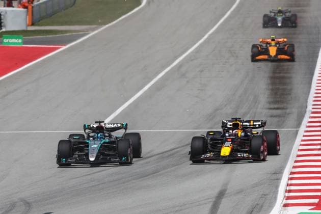 63 RUSSELL George (gbr), Mercedes AMG F1 Team W15, action 01 VERSTAPPEN Max (nld), Red Bull Racing RB20, action overtake, overtaking, dépassement, depassement, overtakes, during the Formula 1 Aramco Gran Premio de Espana 2024, 10th round of the 2024 Formula One World Championship, WM, Weltmeisterschaft from June 21 to 23, 2024 on the Circuit de Barcelona-Catalunya, in Montmeló, Spain - F1 - SPANISH GRAND PRIX 2024 DPPI Panoramic 240623_R10_SPAGNA_DP_XB3_1093