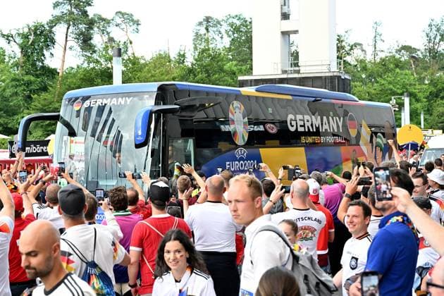 23 06 2024, xjrdrx, European Football Championship 2024, Switzerland Germany emspor, v l team bus of the German national team emotions, fans, mood, flags, logo, German flag, black red gold, DFL DFB REGULATIONS PROHIBIT ANY USE OF PHOTOGRAPHS as IMAGE SEQUENCES and or QUASI VIDEO Frankfurt