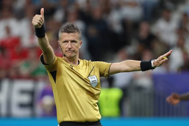 Referee Daniele Orsato gestures, UEFA EURO 2024 Group A, Switzerland vs Germany, Arena Frankfurt on June 23, 2024 in Frankfurt am Main, Germany Photo by Oliver Kaelke DeFodi Images Referee Daniele Orsato gestures, UEFA EURO 2024 Group A, Switzerland vs Germany, Arena Frankfurt on June 23, 2024 in Frankfurt am Main, Germany Photo by Oliver Kaelke DeFodi Images Defodi 678 2024 06 23 OK SUIGER 1074 Defodi-678
