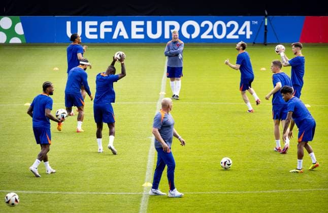 WOLFSBURG - Georginio Wijnaldum, Memphis Depay, Virgil van Dijk, Lutsharel Geertruida, national coach Ronald Koeman, Daley Blind, Joey Veerman, Ian Maatsen, Wout Weghorst during a training session of the Dutch national team, Nationalteam at the AOK Stadium on June 24, 2024 in Wolfsburg, Germany. The Dutch national team is preparing for the group match at the European Football Championship in Germany against Austria. ANP KOEN VAN WEEL UEFA EURO, EM, Europameisterschaft,Fussball 2024 Germany 2024 xVIxANPxSportx xxANPxIVx 501943028 originalFilename: 501943028.jpg