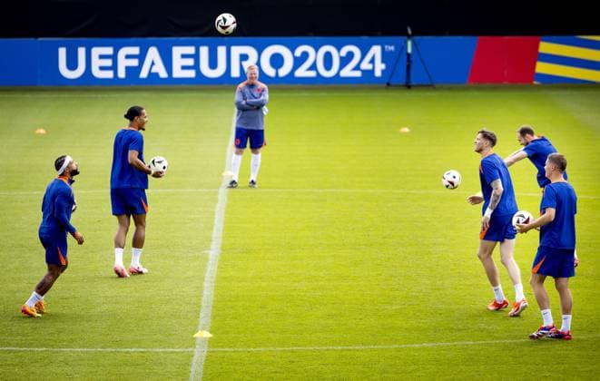 WOLFSBURG - Memphis Depay, Virgil van Dijk, national coach Ronald Koeman, Wout Weghorst, Daley Blind and Joey Veerman during a training session of the Dutch national team, Nationalteam at the AOK Stadium on June 24, 2024 in Wolfsburg, Germany. The Dutch national team is preparing for the group match at the European Football Championship in Germany against Austria. ANP KOEN VAN WEEL UEFA EURO, EM, Europameisterschaft,Fussball 2024 Germany 2024 xVIxANPxSportx xxANPxIVx 501943083 originalFilename: 501943083.jpg