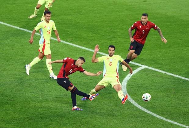 Kristjan Asllani of Albania has a shot Albania v Spain, UEFA European Championship, EM, Europameisterschaft 2024, Group B, Football, Dusseldorf Arena, Dusseldorf, Germany, 24 Jun 2024 EDITORIAL USE ONLY No use with unauthorised audio, video, data, fixture lists, club league logos or live services. Online in-match use limited to 120 images, no video emulation. No use in betting, games or single club league player publications. Copyright: xKieranxMcManus Shutterstockx 14551047ag