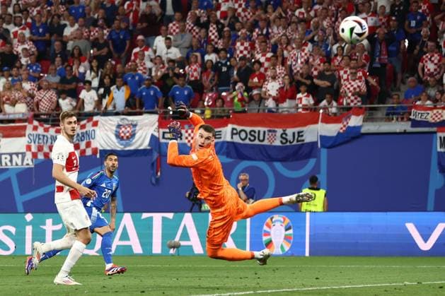 Mattia Zaccagni of Italy scores the sides first goal to make it 1-1 Croatia v Italy, UEFA European Championship, EM, Europameisterschaft 2024, Group B, Football, Leipzig Stadium, Leipzig, Germany, 24 Jun 2024 EDITORIAL USE ONLY No use with unauthorised audio, video, data, fixture lists, club league logos or live services. Online in-match use limited to 120 images, no video emulation. No use in betting, games or single club league player publications. Copyright: xMattxWest Shutterstockx 14551036cn