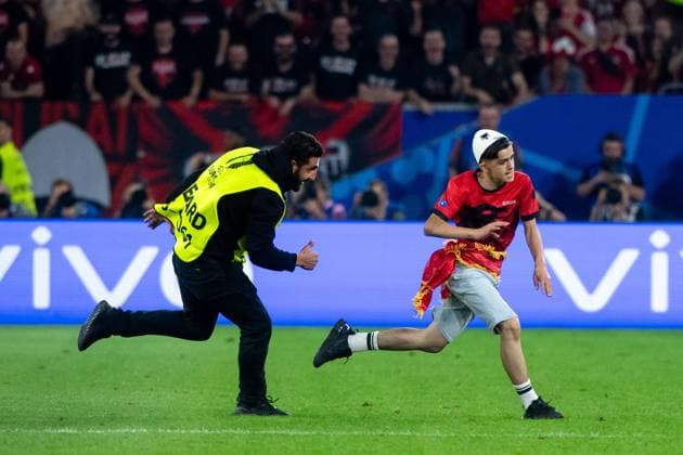 Streaker being chased by stewards, GER, Albania ALB vs Spain ESP , European Football Championship, UEFA EURO 2024, Group B, Matchday 3, 24 06 2024 GER, Albania ALB vs Spain ESP , European Football Championship, UEFA EURO 2024, Group B, Matchday 3, 24 06 2024 Duesseldorf Copyright: xEibner-Pressefoto Memmlerx EP_MMR