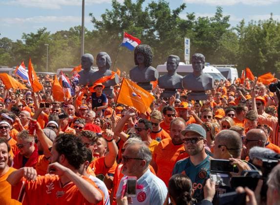 Football, men, season 2023 24, UEFA Euro EM 2024, Group D 3 matchday in Berlin, Netherlands Austria, fan march of the fans of the Netherlands, here Heerstraße, behind heroes of Dutch soccer, from l Arjen Robben, Johan Cruyff, Ruud Gullit, Dennis Bergkamp, Marco van Basten, 25 06 2024, Copyright: xMatthiasxKochx