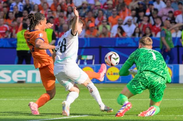 GER, Berlin, Soccer, Austria vs Netherlands, Group D, Group stage, UEFA EURO 2024, SP, Olympia Stadion Berlin, f l Nathan Ake NED , Romano Schmid Austria , Bart Verbruggen NED , duel, action, fight, fights for the ball, 25 06 2024, Copyright: HMBxMedia UwexKoch