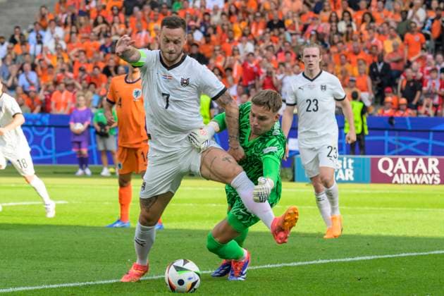GER, Berlin, Football, Austria vs Netherlands, Group D, Group stage, UEFA EURO 2024, SP, Olympia Stadion Berlin, f l Marko Arnautovic Austria , Bart Verbruggen NED , duel, action, fight, fights for the ball, 25 06 2024, Copyright: HMBxMedia UwexKoch