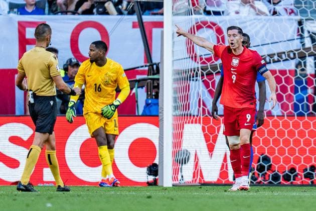 Robert Lewandowski Poland, 09 with a chance France vs Poland, Men, Football, Matchday 3, EURO 2024, 25 06 2024, European Championship, Group D France vs Poland, Men, Football, Matchday 3, EURO 2024, 25 06 2024, European Championship, Group D Dortmund Copyright: xEibner-Pressefoto BahhoxKarax EP_FRA