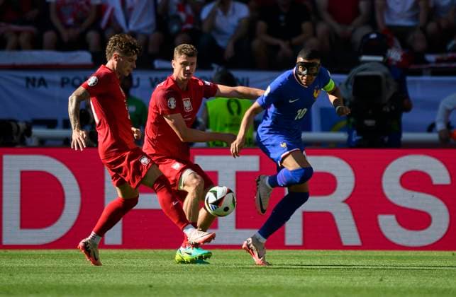 v l Nicola ZALEWSKI POL , Pawel DAWIDOWICZ POL , Kylian MBAPPE FRA, Aktoin, duel, mask, face mask, preliminary round 3 match day, group D, match M32, France FRA Poland POL , on 25 06 2024 in Dortmund Germany European Football Championship 2024 from 14 06 14 07 2024 in Germany Â
