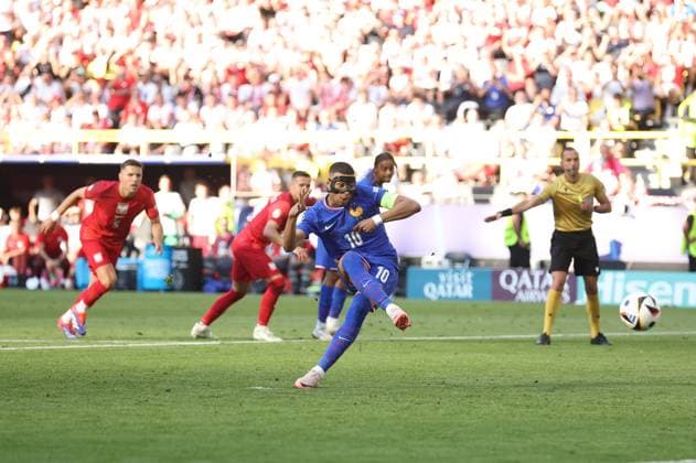Kylian Mbappà of France scores a penalty to make it 1-0 France v Poland, UEFA European Championship, EM, Europameisterschaft 2024, Group D, Football, BVB Stadion, Dortmund, Germany, 25 Jun 2024 EDITORIAL USE ONLY No use with unauthorised audio, video, data, fixture lists, club league logos or live services. Online in-match use limited to 120 images, no video emulation. No use in betting, games or single club league player publications. Copyright: xPaulxCurrie Shutterstockx 14555523df