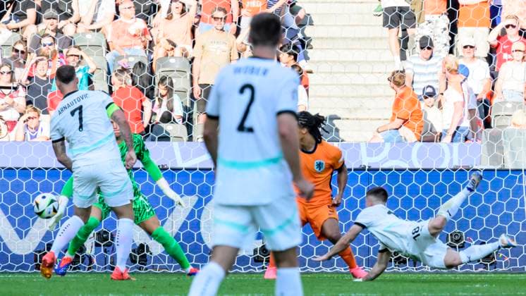 GER, Berlin, Soccer, Austria vs Netherlands, Group D, Group stage, UEFA EURO 2024, SP, Olympia Stadion Berlin, f l Marko Arnautovic Austria , Bart Verbruggen NED , Maximilian Woeber Austria , Nathan Ake NED , Romano Schmid Austria , Goal by Romano Schmid Austria , for 1 2, 25 06 2024, Copyright: HMBxMedia UwexKoch