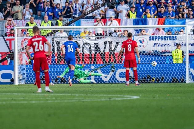 Goal and celebration after penalty kick to 1 0 by Kylian Mbappe France, 10 with his mask France vs Poland, Men, Football, Matchday 3, EURO 2024, 25 06 2024, European Championship, Group D France vs Poland, Men, Football, Matchday 3, EURO 2024, 25 06 2024, European Championship, Group D Dortmund Copyright: xEibner-Pressefoto BahhoxKarax EP_FRA