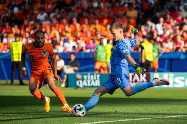 Patrick Pentz Austria, 13 on the ball, next to him Xavi Simons Netherlands, 07 , GER, Netherlands NED vs Austria AUT , European Football Championship, UEFA EURO 2024, Group D, Matchday 3, 25 06 2024 GER, Netherlands NED vs Austria AUT , European Football Championship, UEFA EURO 2024, Group D, Matchday 3, 25 06 2024 Berlin Copyright: xEibner-Pressefoto Memmlerx EP_MMR