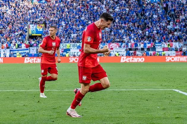 Goal to 1 1 by Robert Lewandowski Poland, 09 France vs Poland, Men, Football, Matchday 3, EURO 2024, 25 06 2024, European Championship, Group D France vs Poland, Men, Football, Matchday 3, EURO 2024, 25 06 2024, European Championship, Group D Dortmund Copyright: xEibner-Pressefoto BahhoxKarax EP_FRA