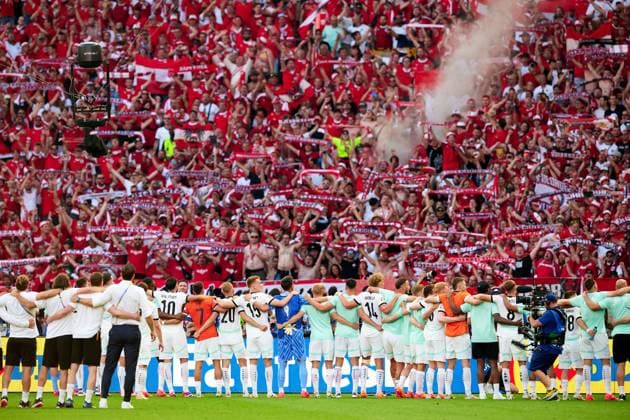Austria celebrates victory with fans, GER, UEFA Euro 2024, Football men, UEFA EM 2024 Matchday 3, Group D, Netherlands vs Austria, Netherlands vs Austria, 25 06 2024 GER, UEFA Euro 2024, Football men, UEFA EM 2024 Matchday 3, Group D, Netherlands vs Austria, Netherlands vs Austria, 25 06 2024 Berlin Copyright: xEibner-Pressefotox xClaudiusxRauchx EP_CRH