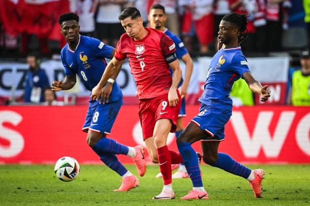 June 25, 2024, Dortmund, France, Germany: Aurelien TCHOUAMENI of France, Robert LEWANDOWSKI of Poland and Eduardo CAMAVINGA of France during the UEFA EURO, EM, Europameisterschaft,Fussball 2024, Group D match between France and Poland at Signal Iduna Park on June 25, 2024 in Dortmund, Germany. Dortmund Germany - ZUMAm308 20240625_zsp_m308_008 Copyright: xMatthieuxMirvillex