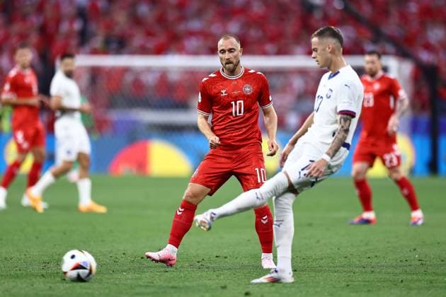 Christian Eriksen of Denmark pressures Ivan Ilic of Serbia as he passes the ball Denmark v Serbia, UEFA European Championship, EM, Europameisterschaft 2024, Group C, Football, Munich Football Arena, Munich, Germany, 25 Jun 2024 EDITORIAL USE ONLY No use with unauthorised audio, video, data, fixture lists, club league logos or live services. Online in-match use limited to 120 images, no video emulation. No use in betting, games or single club league player publications. Copyright: xMichaelxZemanek Shutterstockx 14555536ao