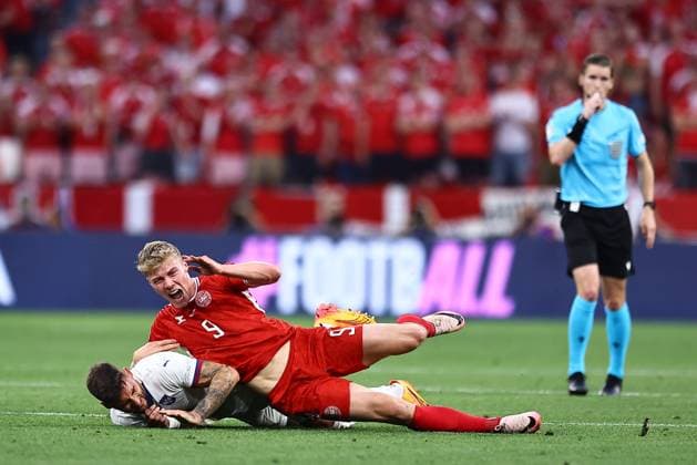 Nemanja Gudelj of Serbia is fouled by Rasmus Hojlund of Denmark Denmark v Serbia, UEFA European Championship, EM, Europameisterschaft 2024, Group C, Football, Munich Football Arena, Munich, Germany, 25 Jun 2024 EDITORIAL USE ONLY No use with unauthorised audio, video, data, fixture lists, club league logos or live services. Online in-match use limited to 120 images, no video emulation. No use in betting, games or single club league player publications. Copyright: xMichaelxZemanek Shutterstockx 14555536as