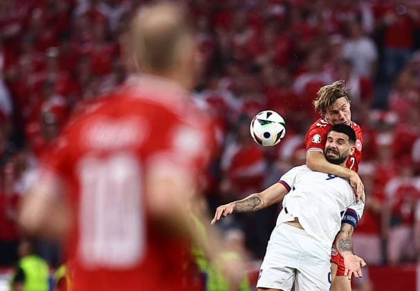 Sport Bilder des Tages Aleksandar Mitrovic of Serbia and Joachim Andersen of Denmark challenge for a header Denmark v Serbia, UEFA European Championship, EM, Europameisterschaft 2024, Group C, Football, Munich Football Arena, Munich, Germany, 25 Jun 2024 EDITORIAL USE ONLY No use with unauthorised audio, video, data, fixture lists, club league logos or live services. Online in-match use limited to 120 images, no video emulation. No use in betting, games or single club league player publications. Copyright: xMichaelxZemanek Shutterstockx 14555536ay