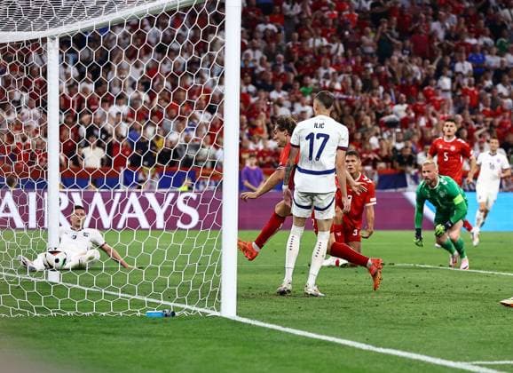 Sport Bilder des Tages Joachim Andersen of Denmark scores an own goal before it is ruled out due to a Serbian offside Denmark v Serbia, UEFA European Championship, EM, Europameisterschaft 2024, Group C, Football, Munich Football Arena, Munich, Germany, 25 Jun 2024 EDITORIAL USE ONLY No use with unauthorised audio, video, data, fixture lists, club league logos or live services. Online in-match use limited to 120 images, no video emulation. No use in betting, games or single club league player publications. Copyright: xMichaelxZemanek Shutterstockx 14555536ce
