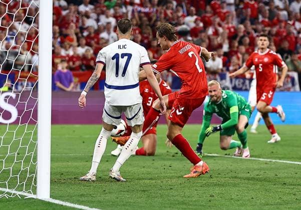 Joachim Andersen of Denmark scores an own goal before it is ruled out due to a Serbian offside Denmark v Serbia, UEFA European Championship, EM, Europameisterschaft 2024, Group C, Football, Munich Football Arena, Munich, Germany, 25 Jun 2024 EDITORIAL USE ONLY No use with unauthorised audio, video, data, fixture lists, club league logos or live services. Online in-match use limited to 120 images, no video emulation. No use in betting, games or single club league player publications. Copyright: xMichaelxZemanek Shutterstockx 14555536cc
