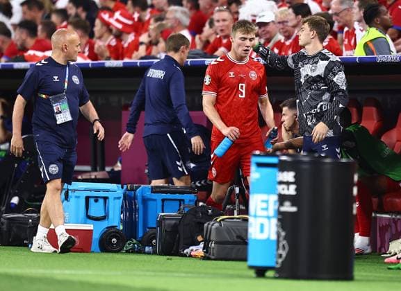 Rasmus Hojlund of Denmark enters the bench after being subbed off Denmark v Serbia, UEFA European Championship, EM, Europameisterschaft 2024, Group C, Football, Munich Football Arena, Munich, Germany, 25 Jun 2024 EDITORIAL USE ONLY No use with unauthorised audio, video, data, fixture lists, club league logos or live services. Online in-match use limited to 120 images, no video emulation. No use in betting, games or single club league player publications. Copyright: xMichaelxZemanek Shutterstockx 14555536cg