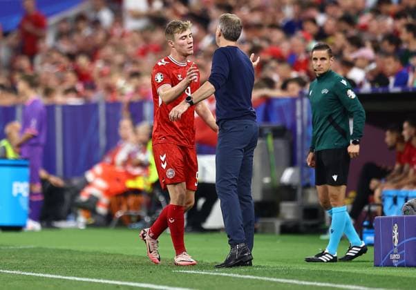 Rasmus Hojlund of Denmark with Denmark manager Kasper Hjulmand after being subbed off Denmark v Serbia, UEFA European Championship, EM, Europameisterschaft 2024, Group C, Football, Munich Football Arena, Munich, Germany, 25 Jun 2024 EDITORIAL USE ONLY No use with unauthorised audio, video, data, fixture lists, club league logos or live services. Online in-match use limited to 120 images, no video emulation. No use in betting, games or single club league player publications. Copyright: xMichaelxZemanek Shutterstockx 14555536ch
