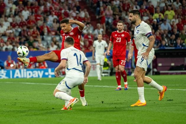 Alexander Hartmann Bah Denmark 18 , Andrija Zivkovic Serbia, 14 , Aleksandar Mitrovic Serbia, 09 , GER, Denmark DEN vs Serbia SRB , European Football Championship, UEFA EURO 2024, Group E, Matchday 3, 25 06 2024, GER, Denmark DEN vs Serbia SRB , European Football Championship, UEFA EURO 2024, Group E, Matchday 3, 25 06 2024 Munich Copyright: xEibner-Pressefoto SaschaxWaltherx EP_SWA
