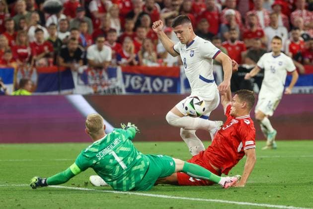 in duel, action, with Kasper Schmeichel 1 Denmark , Luka Jovic 8 Serbia , Jannik Vestergaard 3 Denmark , Denmark vs Serbia, Football, UEFA Euro 2024, Group stage, Matchday 3, 25 06 2024 Munich Bavaria Germany Copyright: xkolbert-press ChristianxKolbertx