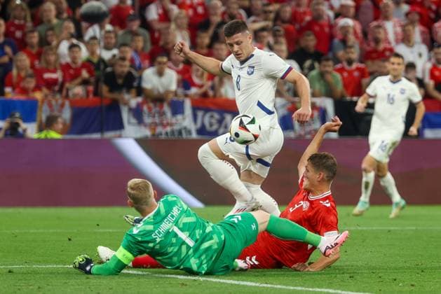 in duel, action, with Kasper Schmeichel 1 Denmark , Luka Jovic 8 Serbia , Jannik Vestergaard 3 Denmark , Denmark vs Serbia, Football, UEFA Euro 2024, Group stage, Matchday 3, 25 06 2024 Munich Bavaria Germany Copyright: xkolbert-press ChristianxKolbertx