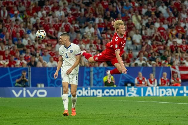 Nikola Milenkovic Serbia, 04 , Kasper Dolberg Denmark 12 , GER, Denmark DEN vs Serbia SRB , European Football Championship, UEFA EURO 2024, Group E, Matchday 3, 25 06 2024, GER, Denmark DEN vs Serbia SRB , European Football Championship, UEFA EURO 2024, Group E, Matchday 3, 25 06 2024 Munich Copyright: xEibner-Pressefoto SaschaxWaltherx EP_SWA