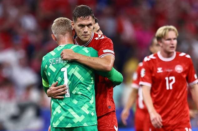 Kasper Schmeichel of Denmark and Jannik Vestergaard of Denmark at full time Denmark v Serbia, UEFA European Championship, EM, Europameisterschaft 2024, Group C, Football, Munich Football Arena, Munich, Germany, 25 Jun 2024 EDITORIAL USE ONLY No use with unauthorised audio, video, data, fixture lists, club league logos or live services. Online in-match use limited to 120 images, no video emulation. No use in betting, games or single club league player publications. Copyright: xMichaelxZemanek Shutterstockx 14555536cz