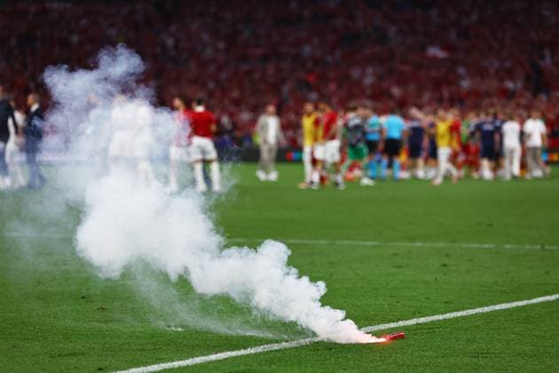 A flare is thrown onto the pitch at full time Denmark v Serbia, UEFA European Championship, EM, Europameisterschaft 2024, Group C, Football, Munich Football Arena, Munich, Germany, 25 Jun 2024 EDITORIAL USE ONLY No use with unauthorised audio, video, data, fixture lists, club league logos or live services. Online in-match use limited to 120 images, no video emulation. No use in betting, games or single club league player publications. Copyright: xMichaelxZemanek Shutterstockx 14555536dn