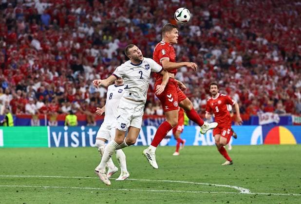 Strahinja Pavlovic of Serbia challenges Joachim Andersen of Denmark to a header Denmark v Serbia, UEFA European Championship, EM, Europameisterschaft 2024, Group C, Football, Munich Football Arena, Munich, Germany, 25 Jun 2024 EDITORIAL USE ONLY No use with unauthorised audio, video, data, fixture lists, club league logos or live services. Online in-match use limited to 120 images, no video emulation. No use in betting, games or single club league player publications. Copyright: xMichaelxZemanek Shutterstockx 14555536dk