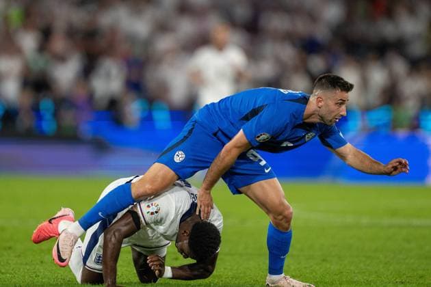 GER, EURO 2024, Group C, England GBR vs Slovenia SUI 25 06 2024, Cologne Stadium, Cologne, GER, EURO 2024, Group C, England GBR vs Slovenia SUI In the picture Andreas Sporar Slovenia SLO, 09 fights Robbie Mainoo England GBR, 26 down Gestures, facial expressions, emotions nordphotoxGmbHxx xDenkinger nph00015